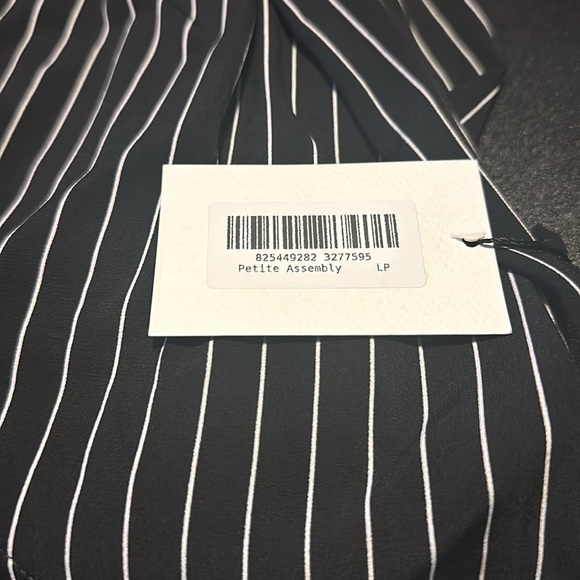 B14) cropped pants romper with pockets. Sleeveless with pockets. - Picture 2 of 2